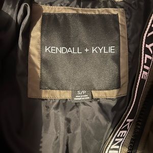kendall and kylie ( NEVER WORN) green puffer jacket size small